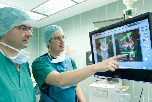 Neurochirurgie OP Roboter Renaissance